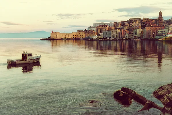 Porto mediterraneo all'alba, fotografia a colori