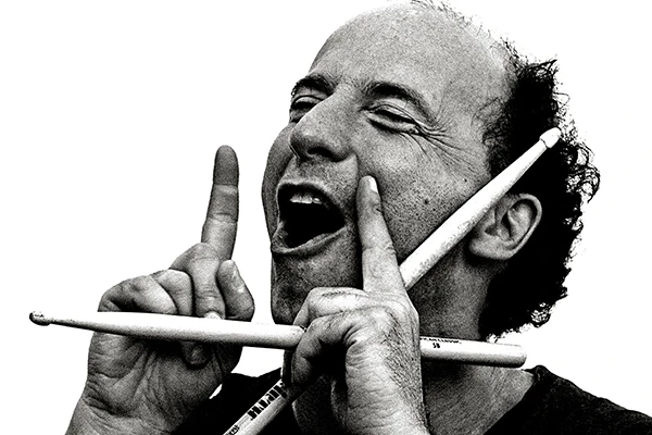 Ritratto di musicista jazz con bacchette, fotografia in bianco e nero