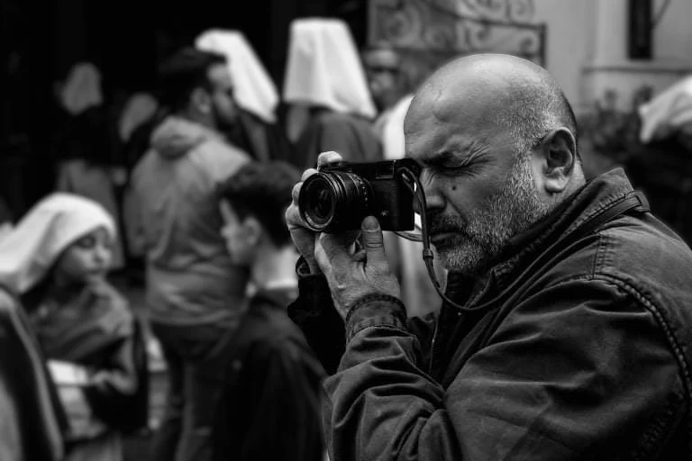 Antonio Manno mentre scatta con la fotocamera