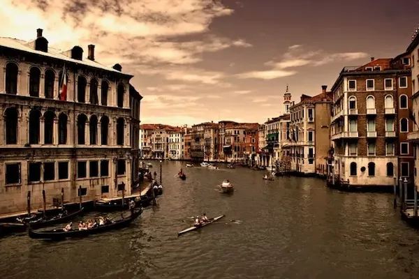 Scorcio di cittÃ  con canale