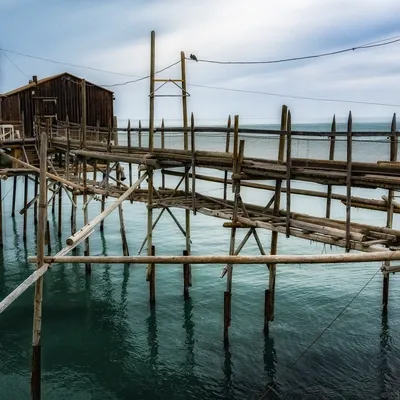 Paesaggio marino drammatico in bianco e nero