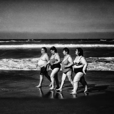 Scena di street photography in bianco e nero
